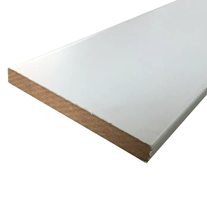 Rufete Tapeta de melamina Blanca - Blanco, 223 cm x 90 mm x 10 mm, 1 ud. - Primer plano de un zócalo de MDF blanco, ideal para diseños de interiores modernos y transiciones limpias entre pared y suelo.