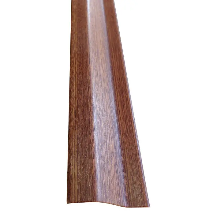 Rufete Perfil de desnivel - Sapelly, 100 cm x 37 mm x 11 mm, Plástico - Primer plano de un zócalo de vinilo marrón con textura de grano de madera. Ideal para suelos y diseño de interiores.