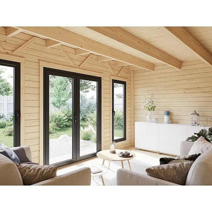 Palmako Gartenhaus Aurelia - Außenmaß inkl. Dachüberstand (B x T): 490 x 404 cm, Holz, Hellbraun - Ein gemütliches Blockhaus-Interieur mit hellen Holzvertäfelungen, großen Fenstern und einladenden Möbeln, die eine warme Atmosphäre schaffen.