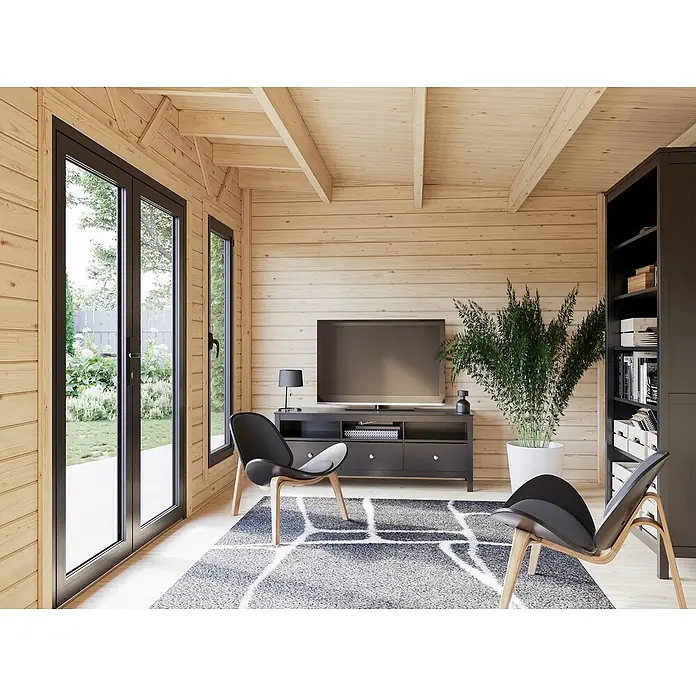 Palmako Gartenhaus Aurelia - Außenmaß inkl. Dachüberstand (B x T): 771 x 404 cm, Holz, Natur, Inklusive Überdachtem Freisitz - Innenansicht eines Holzhauses mit modernen Möbeln, darunter ein TV-Gerät, Regale und stilvolle Stühle auf einem gemusterten Teppich.