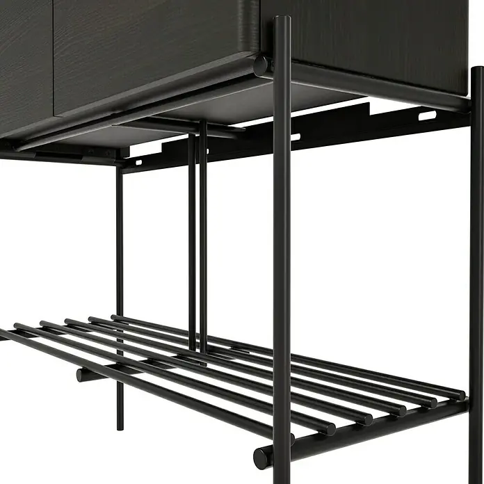 VitrA Equal Bad-Hochschrank - B x T x H: 73,5 x 27,5 x 141 cm, Ulme - Nahaufnahme eines stilvollen schwarzen Sideboards mit minimalistischem Design und filigranem Metallgestell. Ideal für moderne Wohnräume.