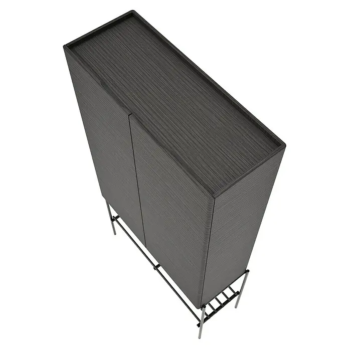 VitrA Equal Bad-Hochschrank - B x T x H: 73,5 x 27,5 x 141 cm, Schwarz-Eiche - Ansicht von oben auf einen grauen Holzschrank mit Doppeltüren, der auf einem schlichten Metallgestell steht. Schlichtes, modernes Design.