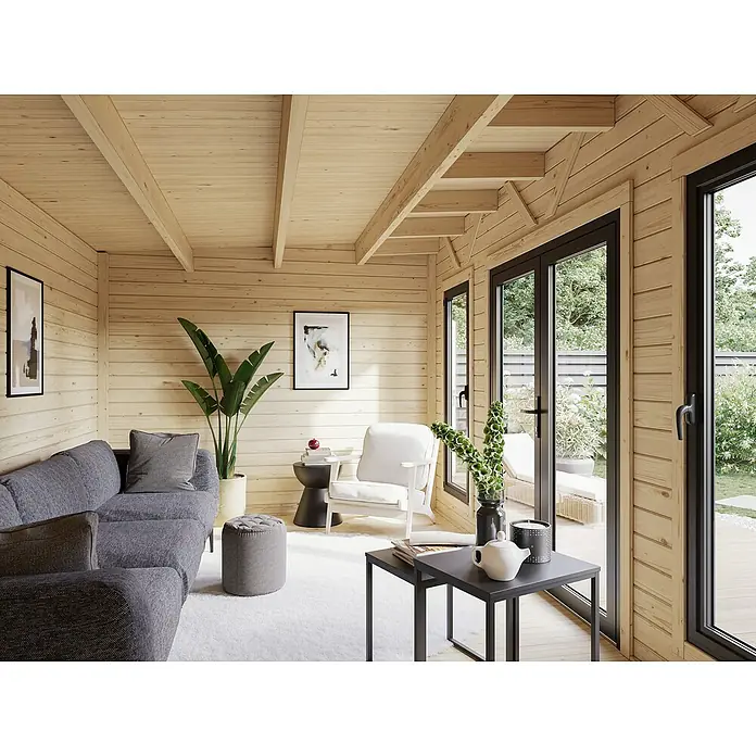 Palmako Gartenhaus Aurelia - Außenmaß inkl. Dachüberstand (B x T): 630 x 404 cm, Holz, Grau, Inklusive Geräteraum - Helles Wohnzimmer mit Holzvertäfelung und großen Fenstern. Der graue Stoffsofa und der Couchtisch aus Metall ergänzen den Raum.