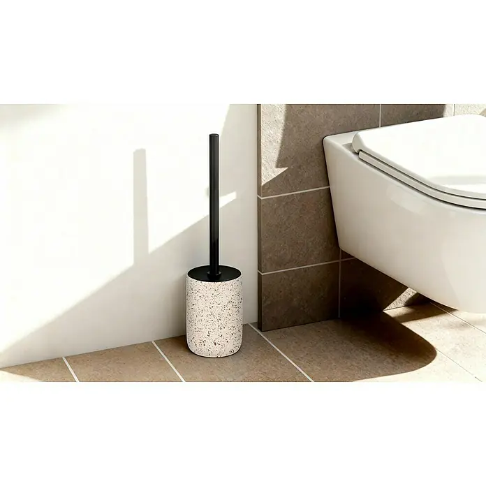 Camargue WC-Bürstengarnitur Stone Terrazzo - B x H: 9,6 x 39,5 cm, Polyresin, Beige/Braun - Eine Toilettenbürste mit einem Terrazzo-artigen Behälter und einem schwarzen Griff steht neben einer Toilette im Badezimmer.