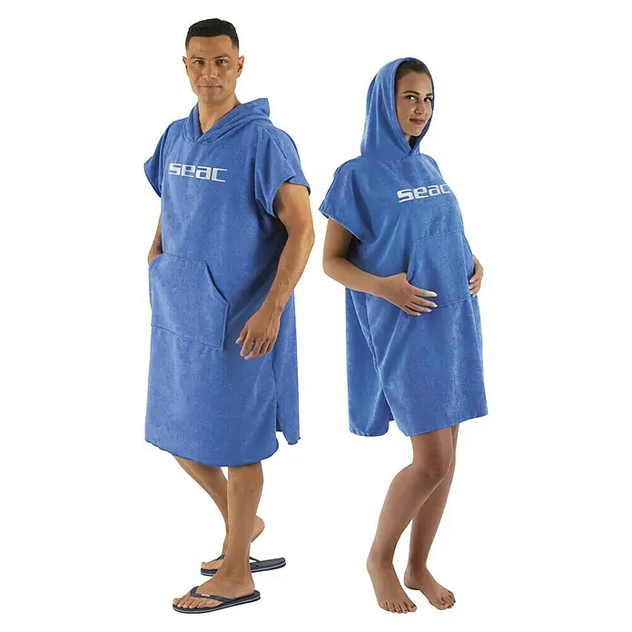 Seac Sub Poncho de baño - L, Azul - Un hombre y una mujer con ponchos de natación con capucha azules SEAC con bolsillos. Ideal para nadadores y amantes de los deportes acuáticos.