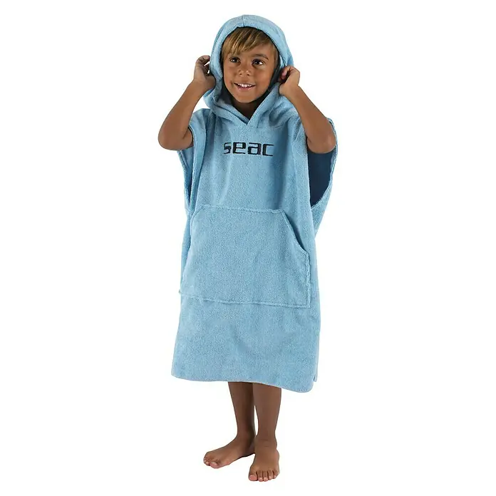 Seac Sub Poncho de baño Junior - S, Azul - Poncho de toalla de playa azul claro holgado con capucha y bolsillo tipo canguro para niños, con logo "SEAC" negro en el pecho.