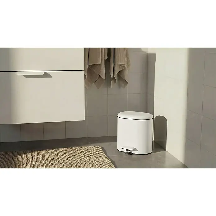 Camargue Kosmetikeimer - 3 l, Kunststoff, Mattweiß - Ein weißer Treteimer steht neben einem Badezimmerschrank und Handtüchern, der stilvoll und funktional ist.