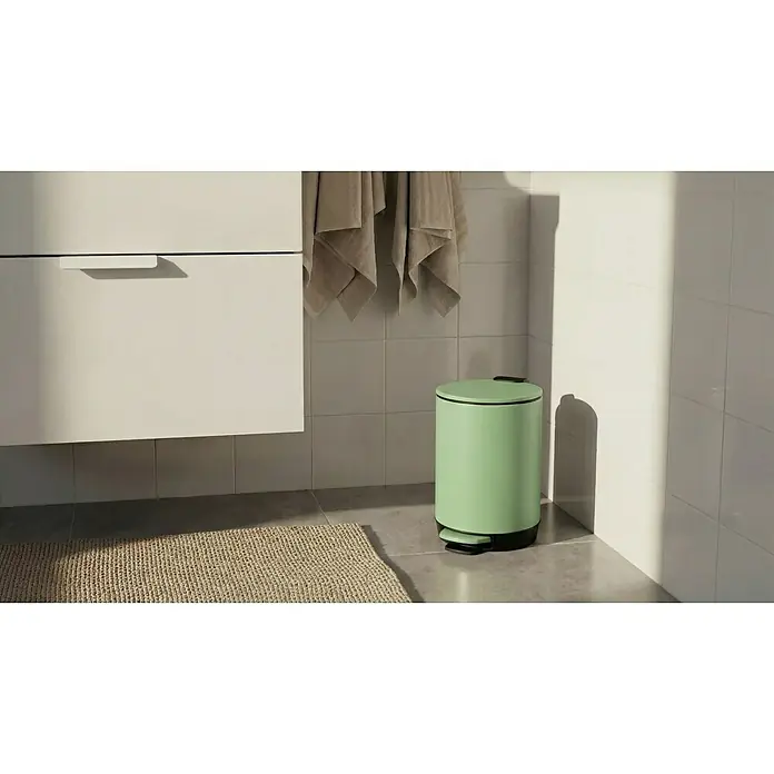 Camargue Kosmetikeimer - 3 l, Kunststoff, Matt Mint - Ein mintgrüner Treteimer mit schwarzem Deckel und Fußpedal steht im Badezimmer. Handtücher hängen dahinter.