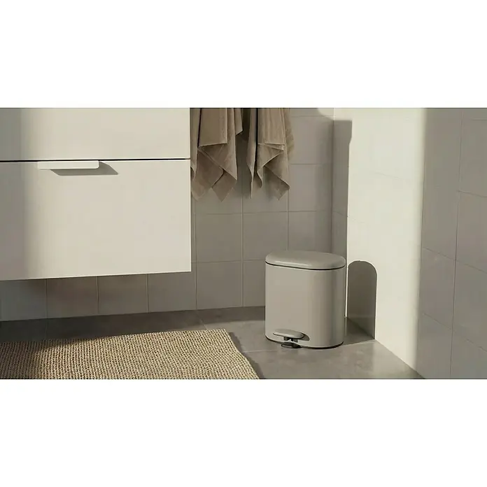 Camargue Kosmetikeimer - 3 l, Kunststoff, Beige - Ein beigefarbener Tretabfalleimer in einem Badezimmer mit weißem Schrank, Handtüchern und einem geflochtenen Teppich. Elegante Badmülltonne.