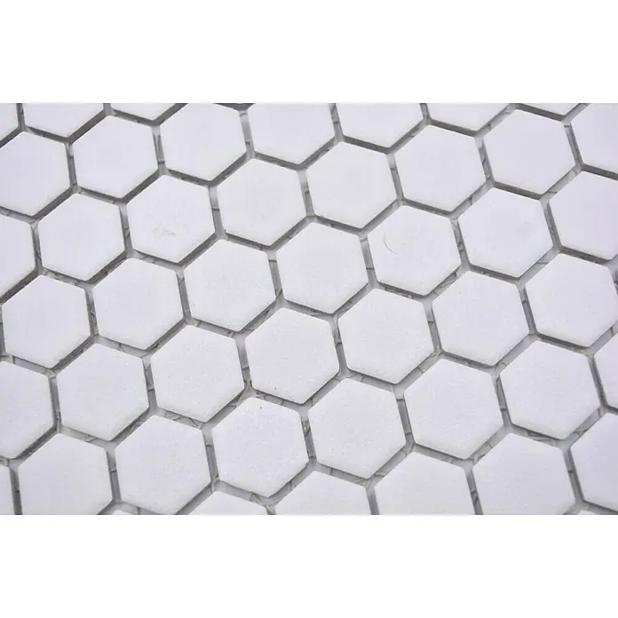 Mosaikfliese Hexagon Uni HX AT21 - 26 x 30 cm, Weiß, Matt - Nahaufnahme von weißen sechseckigen Keramikfliesen, die ein geometrisches Muster für Badezimmer- oder Küchenrenovierungen bilden.