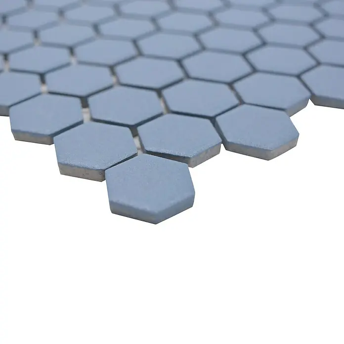 Mosaikfliese Hexagon Uni HX AT23 - 26 x 30 cm, Blau, Matt - Nahaufnahme von stilvollen, hellblauen Sechseckfliesen, die ein modernes und elegantes Designelement für jeden Raum bieten.