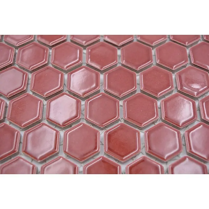 Mosaikfliese Hexagon Uni HX 240 - 26 x 30 cm, Bordeaux, Glänzend - Nahaufnahme eines Mosaiks aus sechseckigen, rosafarbenen Keramikfliesen, die ein elegantes und modernes Design für jeden Raum bieten.