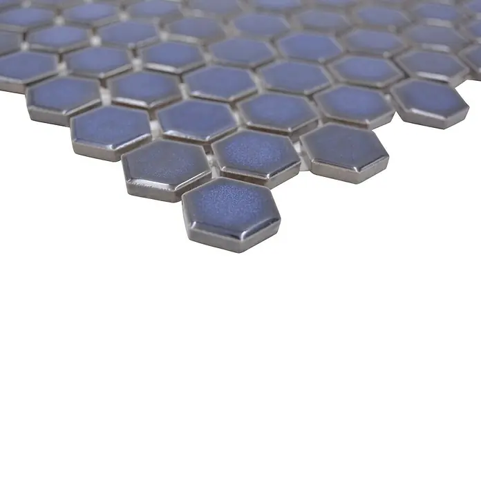 Mosaikfliese Hexagon Uni HX 260 - 26 x 30 cm, Blau, Glänzend - Nahaufnahme von blauen sechseckigen Keramikfliesen. Ideal für Bad, Dusche und Küchenrückwand.
