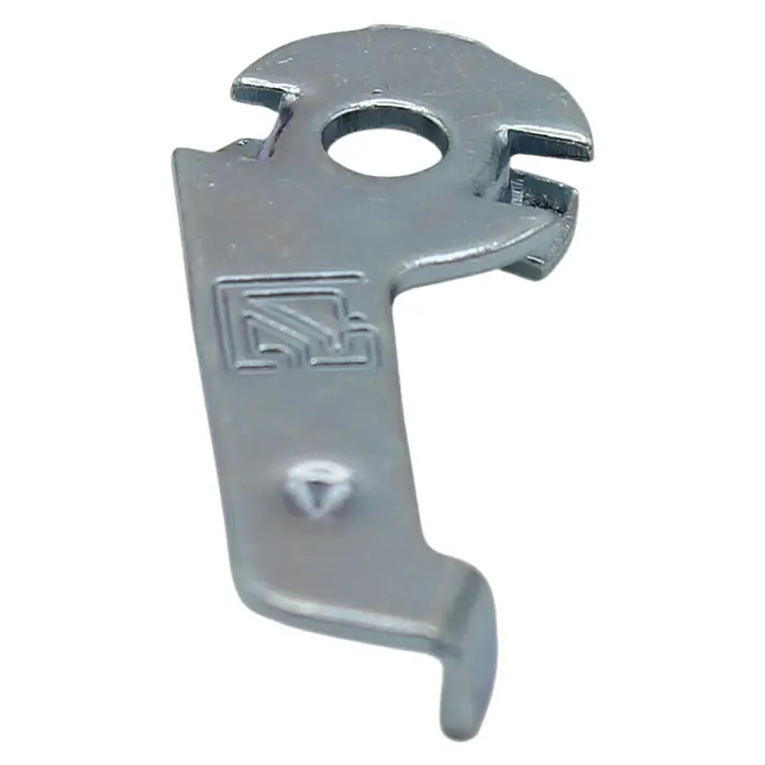 Expo Ambiente Schnellspanner - 2 Stk., L x B x H: 33 x 13 x 4 mm, Metall - Silberner Nähmaschinenteil mit Löchern und Kerben für präzise Fadenführung und reibungsloses Nähen.