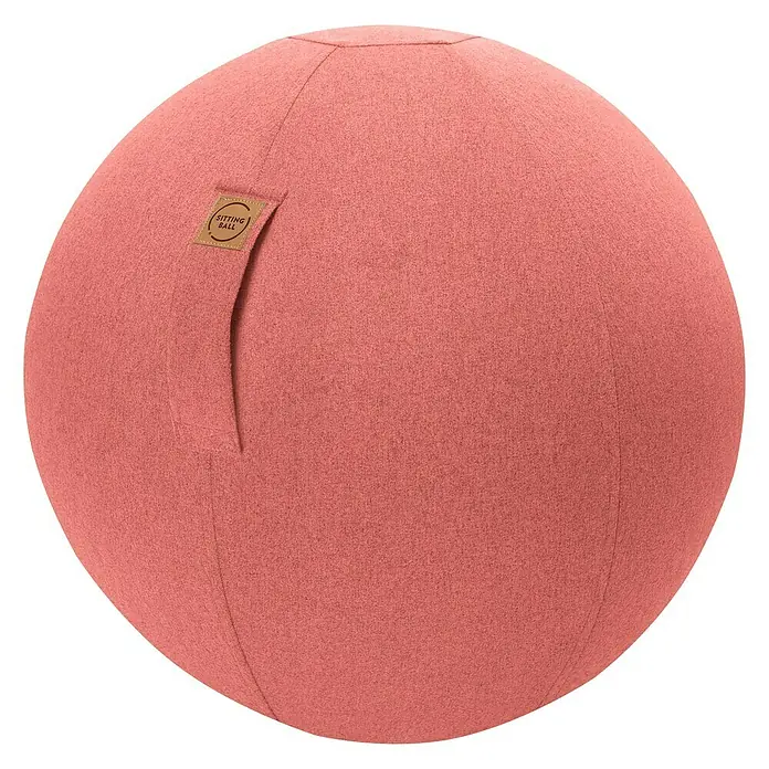 Sitting Ball Gymnastikball Felt - Lachs, Durchmesser: 65 cm, 100 % Polyester - Ein rosa Sitzball mit einem kleinen Logo-Etikett. Ideal für ergonomisches Sitzen.