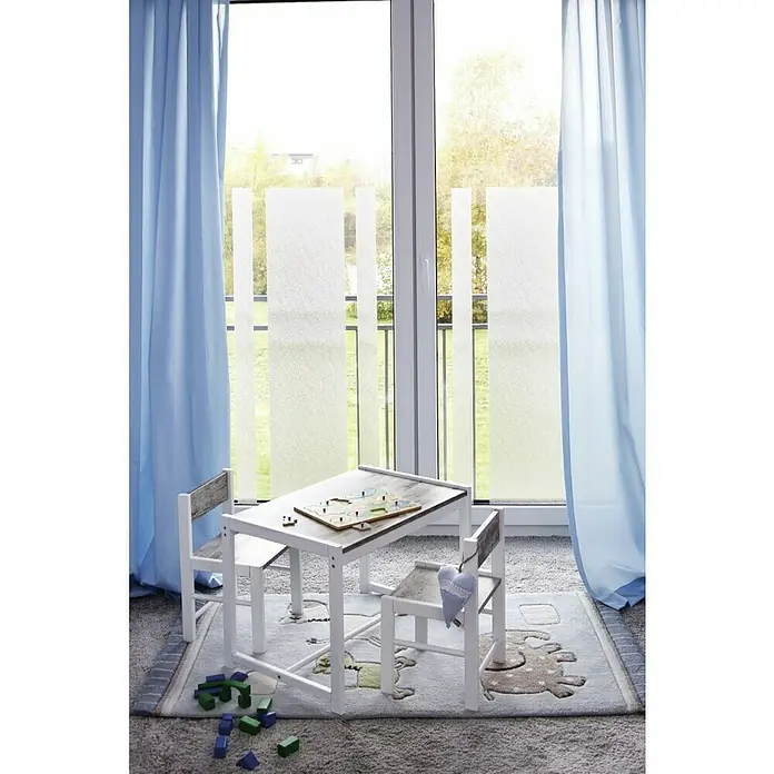 D-c-fix StaticStripes Glasfolie Ava - 200 x 30 cm, Transluzent, Statisch haftend - Ein Kinderzimmer mit einem Kindertisch und Stühlen vor einem Fenster mit Vorhängen und Fensterfolien.