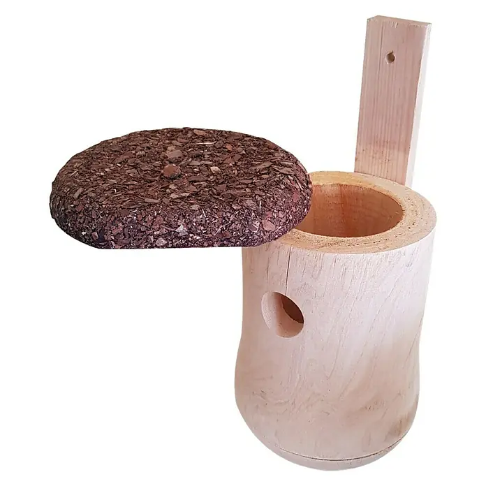 Nistkasten KG17452 - 18 x 33 x 18 cm, Holz - Hölzernes Nistkasten mit einem runden, dunklen Deckel, der teilweise geöffnet ist. Das Vogelhaus hat eine natürliche Holzmaserung.