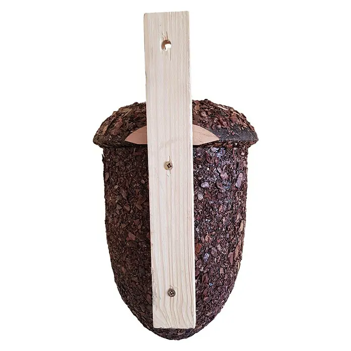 Nistkasten KG17451 - 18 x 33 x 18 cm, Holz - Nahaufnahme eines dekorativen, eichelförmigen Vogelhauses mit hölzerner Rückwand für die Befestigung, ideal für Gartenliebhaber.