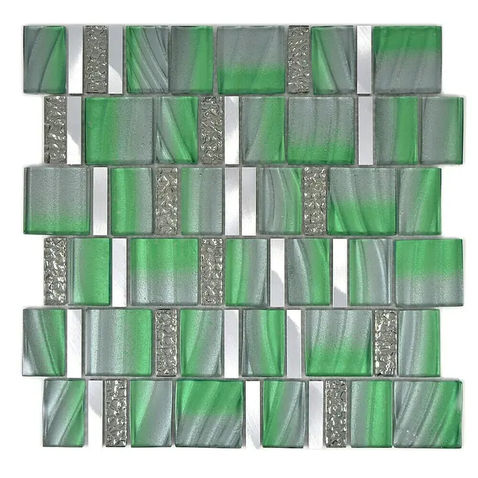 Mosaikfliese Crystal Mix XCM SUN07 - 29,7 x 29,5 cm, Grün, Glänzend - Nahaufnahme eines Musters aus grünen und grauen Mosaikfliesen mit silbernen Akzenten, ideal für moderne Wandgestaltung.