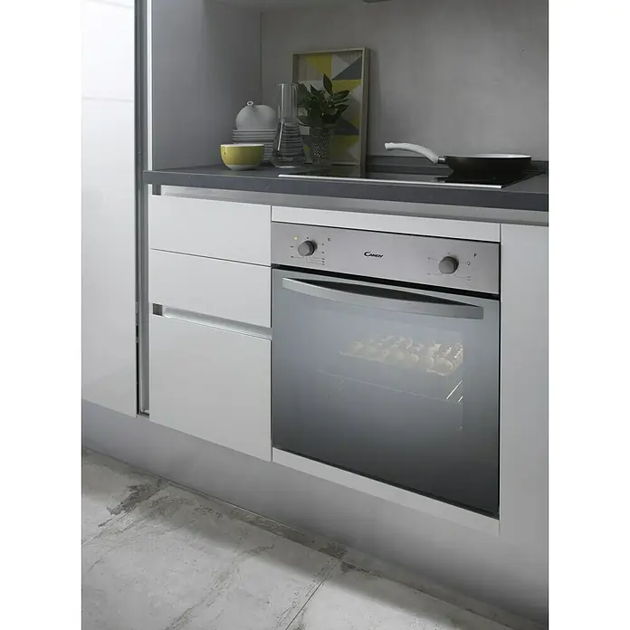 Marinelli Cucine Vormontierte Küchenzeile Giulia - Breite: 245 cm, Weiß, Mit Elektrogeräten, Dekor Arbeitsplatte: Marmoroptik, Spüle rechts - Nahaufnahme eines Candy-Einbaubackofens in einer modernen Küche, in dem Speisen zubereitet werden.