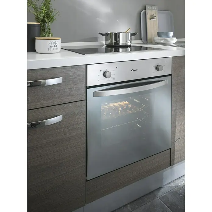 Marinelli Cucine Vormontierte Küchenzeile Rita - Breite: 270 cm, Eiche Grau, Mit Elektrogeräten - Nahaufnahme eines Candy-Einbaubackofens aus Edelstahl in einer modernen Küche, der Funktionalität und Design vereint.