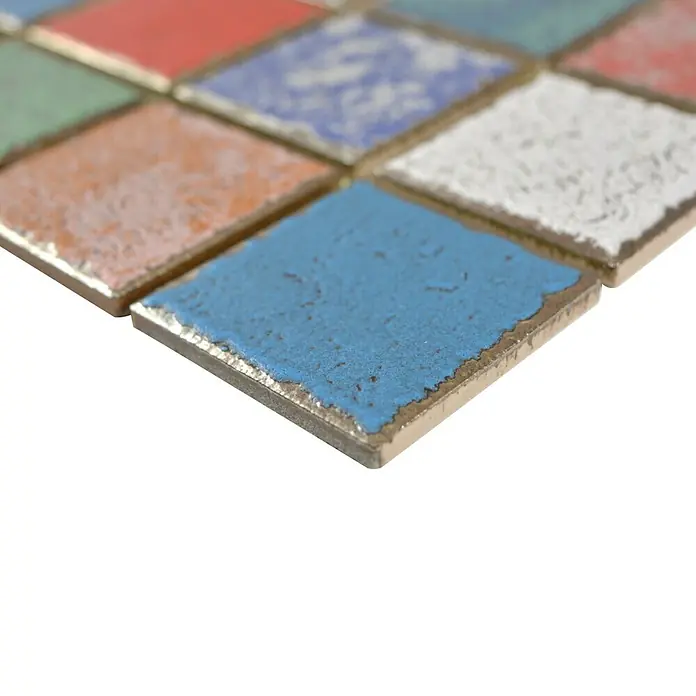 Mosaikfliese Quadrat Orient Color Mix CD CUBIS - 31,6 x 31,6 cm, Mehrfarbig, Matt - Nahaufnahme von bunten Mosaikfliesen mit goldenen Rändern, die ein dekoratives Muster bilden. Ideal für kreative Wand- und Bodengestaltungen.