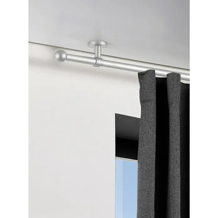 Expo Ambiente Endstück Ball - Aluminium, Geeignet für: Gardinenstangen Ø 20 mm, 2 Stk. - Blick auf eine moderne Gardinenstange in Silber mit einer grauen Gardine, die einen eleganten Akzent im Raum setzt.