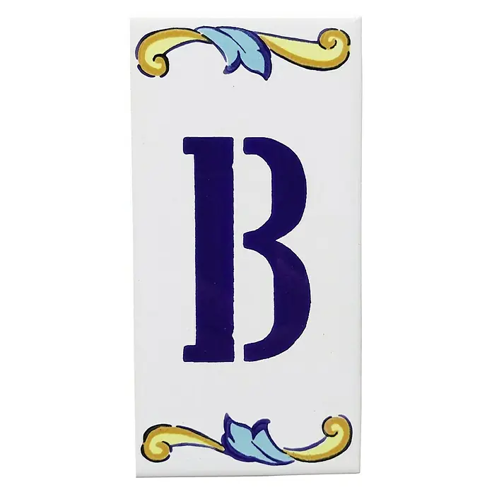 Pavimento cerámico Letra B - 7,5 x 15 cm, Blanco/Azul/Amarillo, Brillante - Azulejo de cerámica decorativo con la letra B, adornado con diseños florales azules y amarillos, perfecto para números de casa o detalles decorativos.