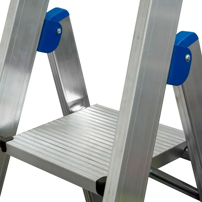 Krause Stehleiter - Arbeitshöhe: 3,9 m, Anzahl Tritte: 8 Stk., Belastbarkeit: 150 kg, Aluminium - Nahaufnahme einer silbernen Trittleiter mit blauen Akzenten, die Stabilität und Funktionalität für den täglichen Gebrauch bietet.