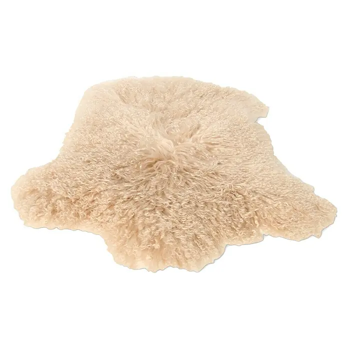 Esbeco Schaffell Tibet - Beige, 100 x 70 cm - Ein cremefarbener Schaffellteppich mit weichen, lockigen Fasern, ideal für ein gemütliches Ambiente in jedem Raum.