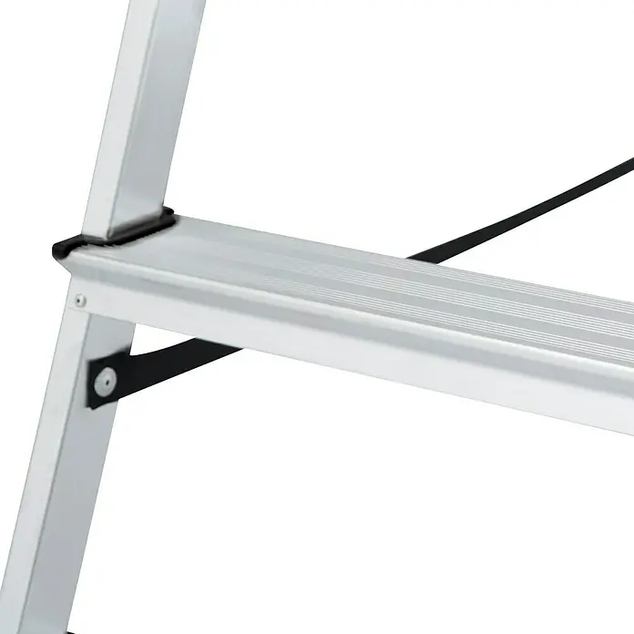Krause Monto Stehleiter Solidy - Arbeitshöhe: 3,05 m, Anzahl Tritte: 5 Stk., Belastbarkeit: 150 kg, Aluminium - Nahaufnahme einer silbernen Aluminiumleiterstufe mit schwarzer Halterung und Gummischutz, ideal für sichere Höhenarbeiten.
