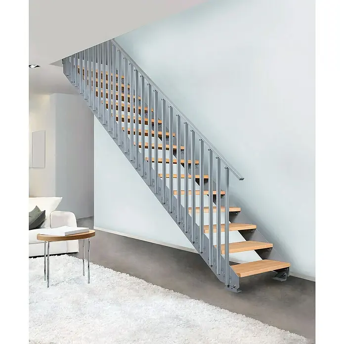 Atrium Wangentreppe Prosto Vertical - Farbton Metall: RAL 9006, Breite: 80 cm, Buche, 27 Geländerpfosten, Geschosshöhe: 247,5 cm - 285 cm - Elegante Treppe mit Holzstufen und silberfarbenem Geländer, die ein modernes und stilvolles Ambiente im Raum schafft.