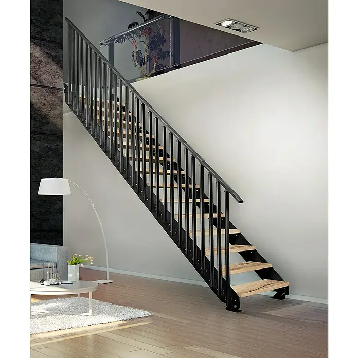 Atrium Wangentreppe Prosto Vertical - Farbton Metall: RAL 9005, Breite: 80 cm, Eiche, 27 Geländerpfosten, Geschosshöhe: 247,5 cm - 285 cm - Moderne Treppe mit schwarzem Geländer und hellen Holzstufen, die ein stilvolles und zeitgemäßes Design bietet.