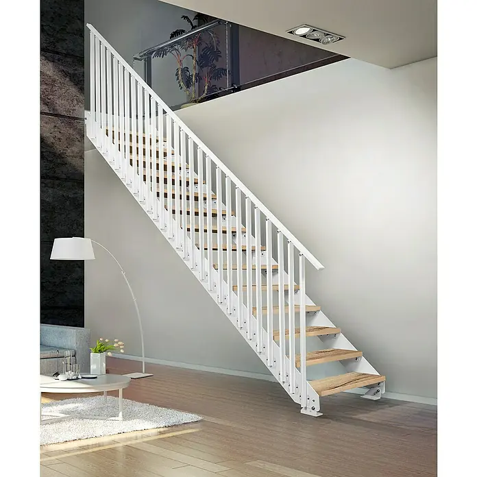 Atrium Wangentreppe Prosto Vertical - Farbton Metall: RAL 9003, Breite: 80 cm, Eiche, 27 Geländerpfosten, Geschosshöhe: 247,5 cm - 285 cm - Attraktive Treppe mit weißen Geländern und hellen Holzstufen. Ideal für moderne Wohnräume und einfache Montage.