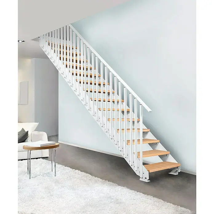 Atrium Wangentreppe Prosto Vertical - Farbton Metall: RAL 9003, Breite: 80 cm, Buche, 27 Geländerpfosten, Geschosshöhe: 247,5 cm - 285 cm - Elegante Treppe mit weißen Geländern und Holzstufen. Das moderne Design fügt sich nahtlos in das helle Interieur ein und bietet stilvollen Komfort.