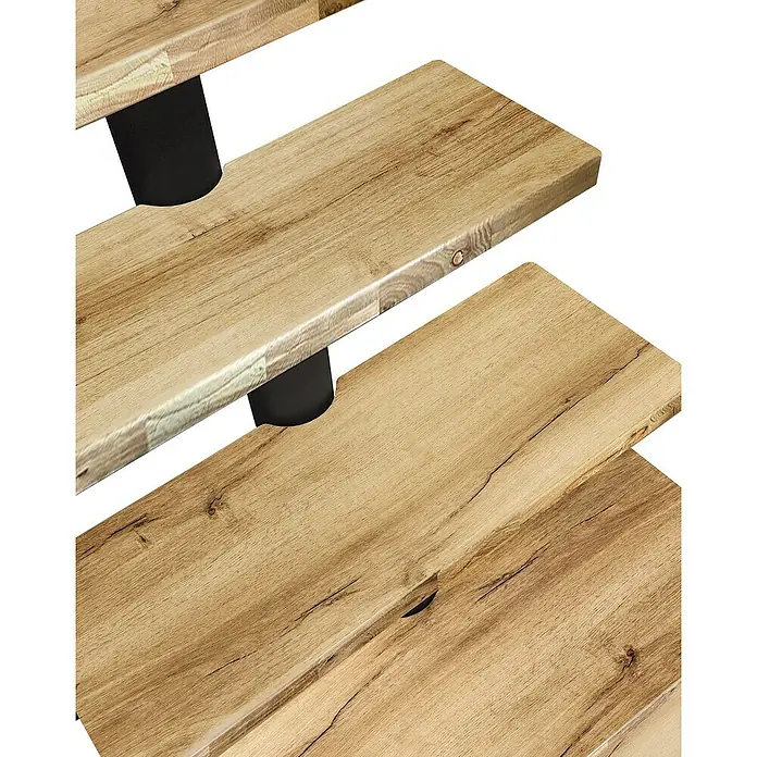 Atrium Mittelholmtreppe Dixi Plus Vertical - Farbton Metall: RAL 9005, Breite: 70 cm, Eiche, 1/4-gewendelt, Geschosshöhe: 222 cm - 300 cm - Nahaufnahme von Holzregalen mit schwarzen Metallstützen, die Textur und Verarbeitung des Holzes hervorhebt. Fokus auf das hochwertige Design.