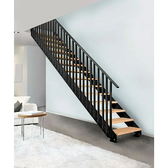 Atrium Wangentreppe Prosto Vertical - Farbton Metall: RAL 9005, Breite: 80 cm, Buche, 27 Geländerpfosten, Geschosshöhe: 247,5 cm - 285 cm - Moderne Treppe mit schwarzen Metallgeländern und Holzstufen, die ein stilvolles und offenes Design für moderne Innenräume bietet.