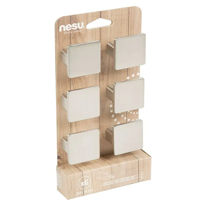 Nesu Tirador para muebles 809816 6 uds. - L x An x Al: 3,8 x 3,8 x 2,4 cm, Acero, Niquelado - Primer plano de un paquete de seis pomos para muebles Nesu de aspecto plateado dispuestos en una tarjeta de presentación de tablones de madera.