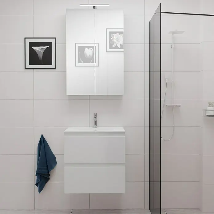Camargue Espacio Waschtischunterschrank - 60 x 46 x 60 cm, 1 Einlegeboden, Gama weiß glänzend - Ein elegantes Badezimmer mit einem weißen Waschbeckenschrank und Spiegelschrank, ergänzt durch eine moderne Duschkabine.