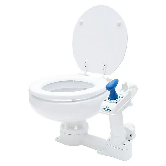 Albin Pump Bordtoilette Manuell Kompakt Low - L x B x H: 40 x 45 x 29 cm, Keramik - Eine tragbare, weiße Albin Pump Marine Toilette mit blauem Handgriff und geöffnetem Deckel, ideal für den mobilen Einsatz.
