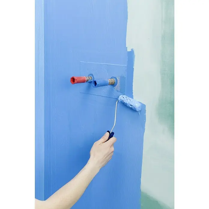 Knauf Duschdicht-Set - 4 -tlg. - Die Nahaufnahme zeigt einen blauen Farbanstrich mit einer Farbwalze und Armaturen an einer Badezimmerwand während der Renovierung.