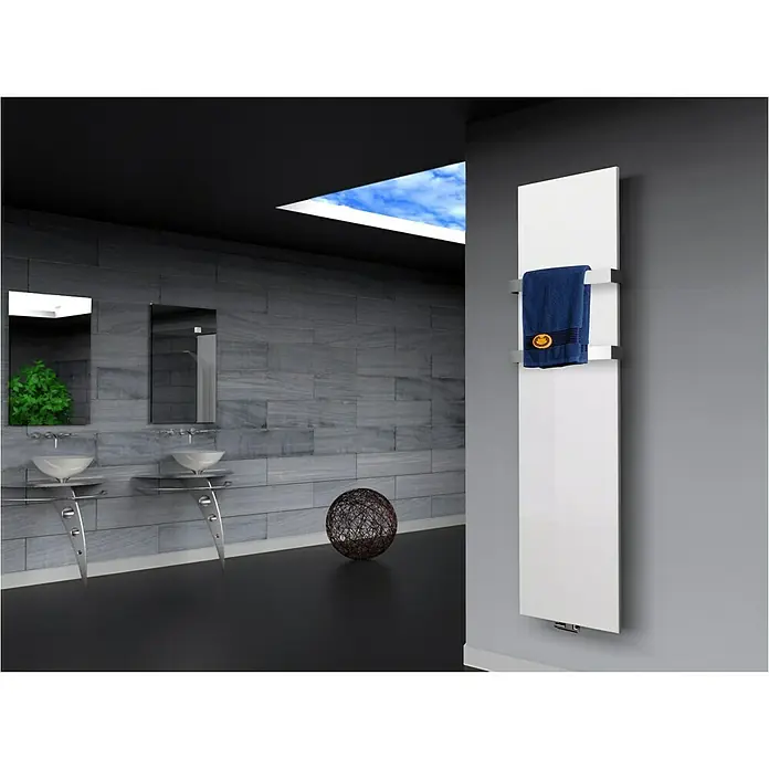 Szagato Designheizkörper Manhattan 3 - B x H: 470 x 1.800 mm, Wärmeleistung bei Vorlauftemperatur von 75 °C (D: 50): 1.118 W, Weiß, Mit 2 Handtuchhalter (50 mm) - Weißer Heizkörper mit Handtuchhalter im modernen Badezimmer.
