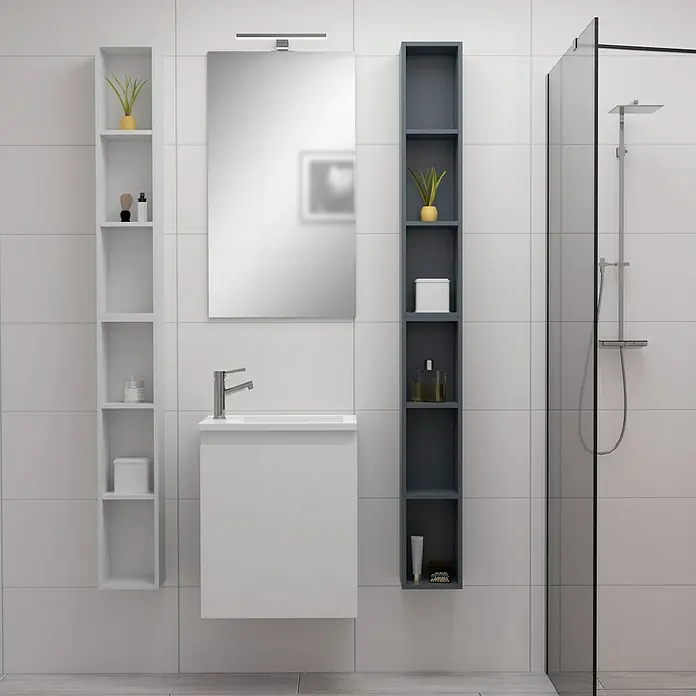 Camargue Espacio Badmöbel-Set H53 - 90 cm, Gama weiß glänzend - Ein modernes Badezimmer mit weißen Fliesen, einem Waschtisch mit Spiegel und zwei hohen Regalen in Weiß und Anthrazit.