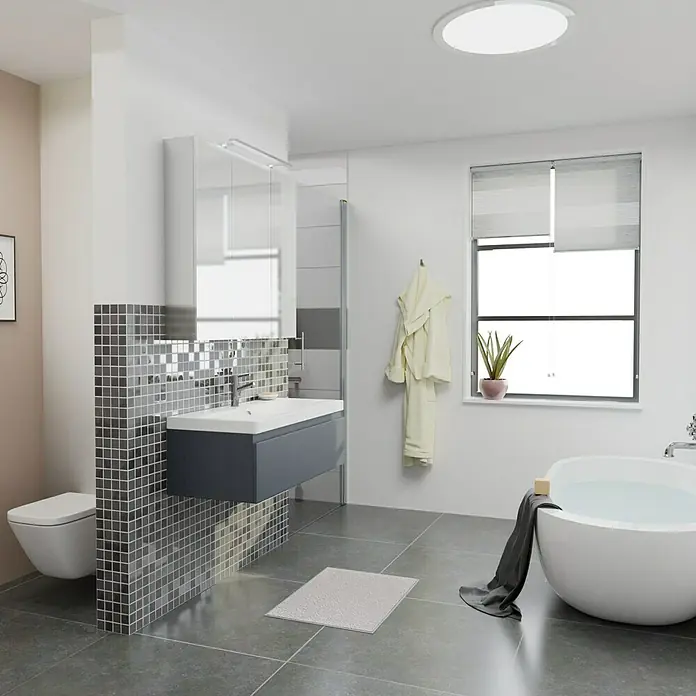 Camargue Espacio Einbauwaschbecken Olex - 100 x 46 cm, Weiß - Ein Badezimmer mit Badewanne, Waschbecken und Toilette. Der runde Deckenleuchter sorgt für angenehmes Licht.
