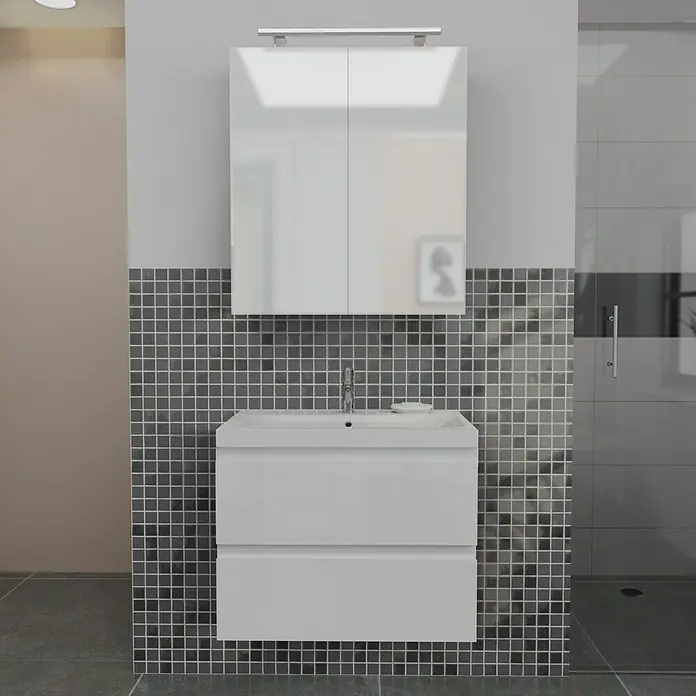 Camargue Espacio Badmöbel-Set G13 - 80 cm, Gama weiß glänzend - Ein modernes Badezimmer-Waschbecken mit glänzenden, weißen Schrankfächern und einem passenden Spiegelschrank an einer Mosaikwand.