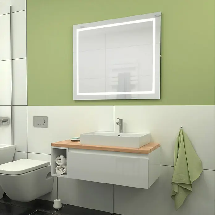 Camargue Espacio Unterschrankregal - 20 x 46 x 30 cm, Weiß - Das moderne Badezimmer verfügt über einen beleuchteten Spiegel, einen weißen Waschtisch mit Holzplatte und eine wandhängende Toilette.
