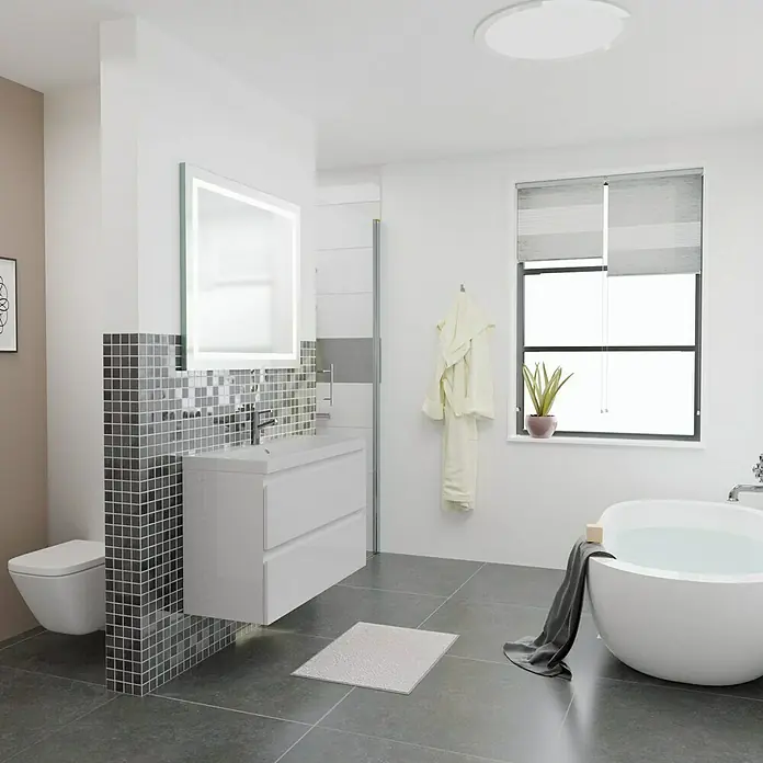 Camargue Espacio Badmöbel-Set i33 - 100 cm, Gama weiß glänzend - Modernes Badezimmer mit weißem Waschtisch mit Schubladen, beleuchtetem Spiegel und freistehender Badewanne unter einem Fenster mit Rollo.