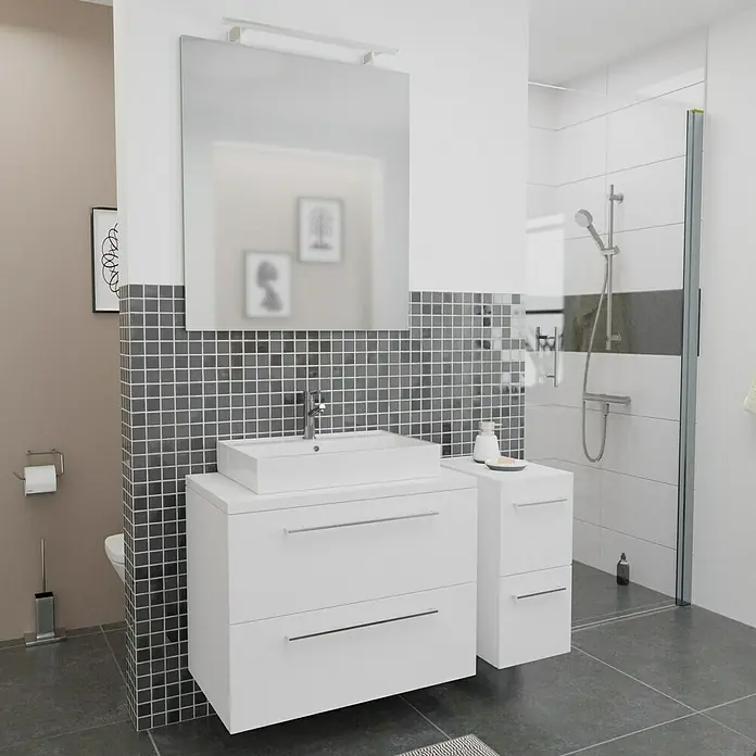 Camargue Espacio Badmöbel-Set J21 - 110 cm, Mira - Ein modernes Badezimmer mit einem eleganten, weißen Waschtisch mit zwei Schubladen und einem passenden Spiegelschrank.