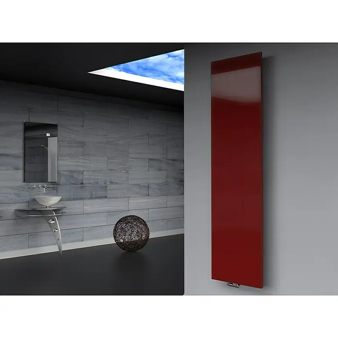 Szagato Designheizkörper Manhattan 3 - B x H: 470 x 1.800 mm, Rot, Ohne Handtuchhalter - Bild eines modernen Badezimmers mit einem roten Heizkörper an der Wand.