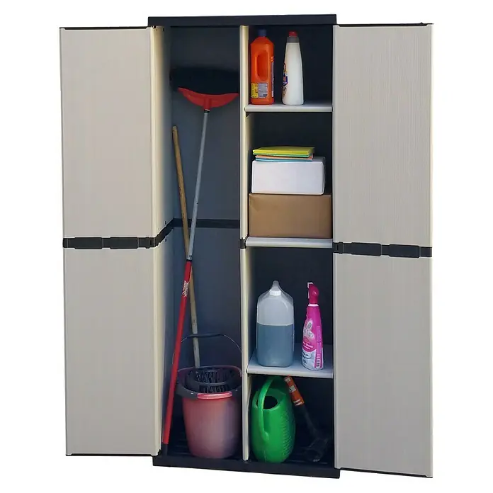 Kunststoff-Mehrzweckschrank Universal - L x B x H: 39,5 x 68 x 168 cm - Ein geräumiger Kunststoffschrank mit offenen Türen, der Reinigungsutensilien, Boxen und Behälter auf mehreren Regalen präsentiert.